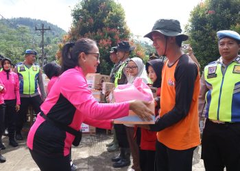 Peduli Korban Longsor Banjarnegara, Ketua Umum Bhayangkari Kunjungi Para Pengungsi