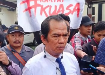 Kuasa Hukum AMPB Sebut Dakwaan “Pasal Sampah”, Istri Botok Harap Hakim Bebaskan Terdakwa