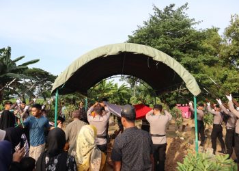 Tembakan Salvo Iringi Pemakaman Salah Satu Anggota Terbaik Polres Jepara