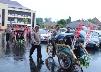 Kapolres Jepara Kayuh Becak Lepas Sejumlah Anggota Polri yang Purna Tugas