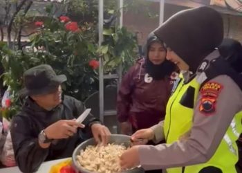 Polwan Cantik Bantu Memasak untuk Pengungsi Bencana Alam di Jepara