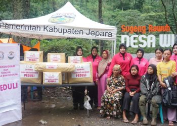 Polres Jepara Bersama Bhayangkari Gelar Baksos, Salurkan Bantuan ke Warga Terdampak Banjir di Keling