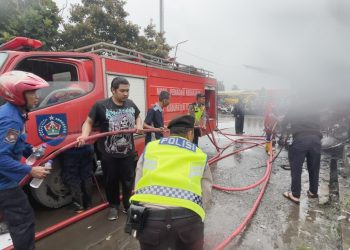 Pamapta Polres Tegal Sigap Tangani Kebakaran Kios Pasar Loak di Sub Terminal Bus Adiwerna