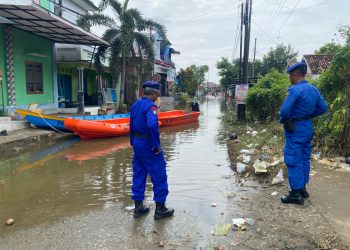 Pantau Banjir Juwana, Satpolairud Polresta Pati Imbau Warga Waspada Cuaca Ekstrem
