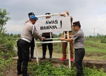 Polisi dan Pemdes Lanji Tandai Tanggul Kali Bodri yang Terkikis dan Berbahaya
