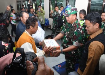 Pangdam IV/Diponegoro Tinjau Lokasi dan Bagikan Bantuan korban Banjir Bandang dan Tanah Longsor di Purbalingga dan Pemalang