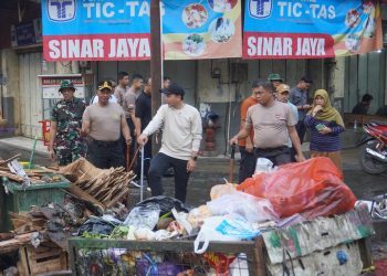 Dukung Gerakan ASRI, Polresta Surakarta Gelar Kerja Bakti Bersama Forkopimda di Pasar Gede dan Kali Pepe