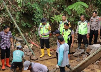 Harapan Baru Warga Tohkuning, Kapolres Letakkan Batu Pertama Pembangunan Jembatan Claket