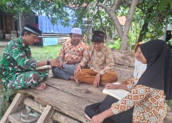 Sisi Humanis TMMD 127 : Serka Feri Ajarkan Ngaji Anak-Anak Desa Cikuya