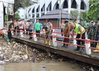 Sampah Menggunung di Bawah Jembatan Sungai Kendal, Kapolres Turun Langsung Pimpin Pembersihan