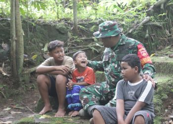 Kedekatan Dansatgas Berbagi Ceria Bersama Anak-Anak Cikuya