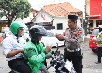 Hari Pertama Ramadhan, Satlantas Polres Kendal Bagikan Takjil ke Pengendara
