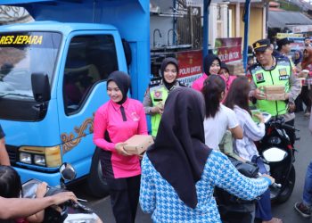 Hari Kelima Ramadan, Polres Jepara Bersama Bhayangkari Turun ke Jalan Bagikan Ratusan Takjil Gratis