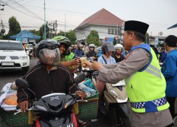 Ramadan, Polres Jepara Bersama Mahasiswa Bagikan Ratusan Takjil Sambil Edukasi Lalin