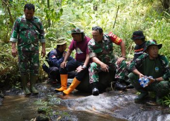 “Menjaga Nadi Kehidupan, Langkah Sang Komandan Menyusuri Mata Air Harapan”.