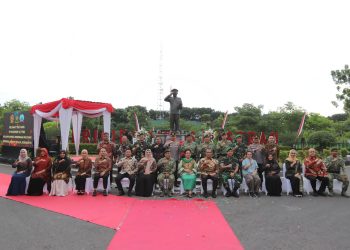Pangdivif 2 Kostrad Resmikan Patung H.M. Soeharto di Brigif 6/TSB