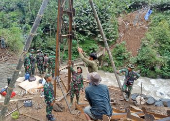 Prajurit Kodim 0704/Banjarnegara Satukan Dua Dusun Lewat Jembatan di Sungai Brakah