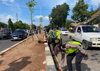 Usai Sidang Putusan, Personel Polresta Pati Bersihkan Area Pengadilan Negeri