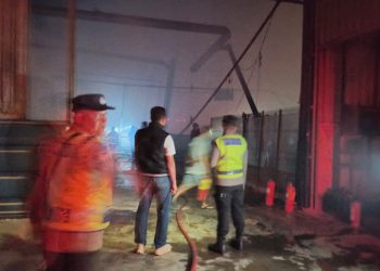 Kebakaran Gudang Produksi di Kramat, Polres Tegal Sigap Lakukan Penanganan
