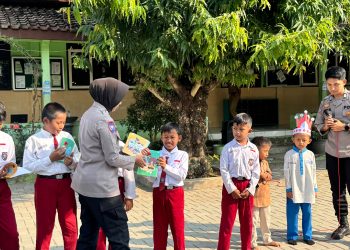 Cegah Bullying Sejak Dini, Sat Binmas Sambangi SDN 1 Kemiri