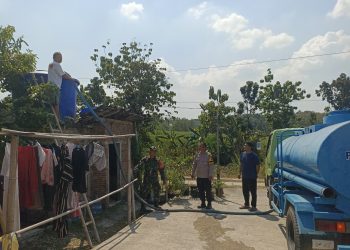Babinsa Gesi Kawal Distribusi 16.000 Liter Air Bersih untuk Warga Terdampak Kemarau