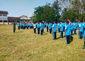 Tanamkan Disiplin Sejak Dini, Babinsa Latih 120 Siswa SMK Al Islam Donoyudan PBB