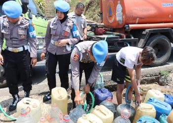 Peringati HUT ke-24 Propam Polri, Bid Propam Polda Jateng Salurkan Puluhan Ribu Liter Air Bersih untuk Warga Terdampak Kekeringan
