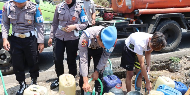 Peringati HUT ke-24 Propam Polri, Bid Propam Polda Jateng Salurkan Puluhan Ribu Liter Air Bersih untuk Warga Terdampak Kekeringan