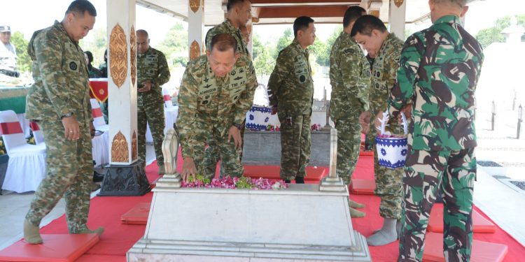 Pangdam IV/Diponegoro Dampingi Panglima TNI Ziarah ke Makam Pangsar Jenderal Sudirman