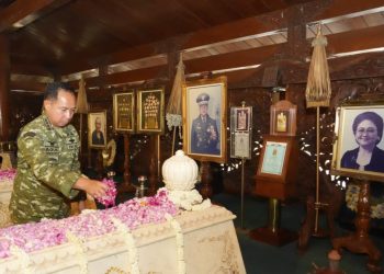 Pangdam IV/Diponegoro Dampingi Panglima TNI Ziarah ke Makam Jenderal Besar TNI (Purn) Soeharto di Giri Bangun.
