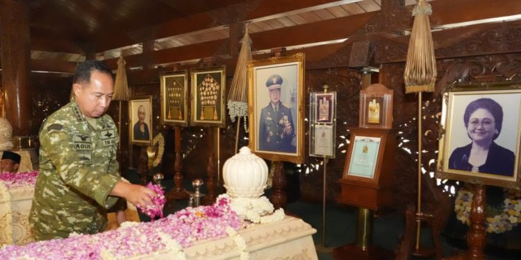 Pangdam IV/Diponegoro Dampingi Panglima TNI Ziarah ke Makam Jenderal Besar TNI (Purn) Soeharto di Giri Bangun.