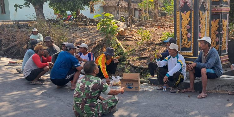 Musim Kemarau, Babinsa Sambi Ingatkan Warga Waspada Bahaya Pembakaran Sampah