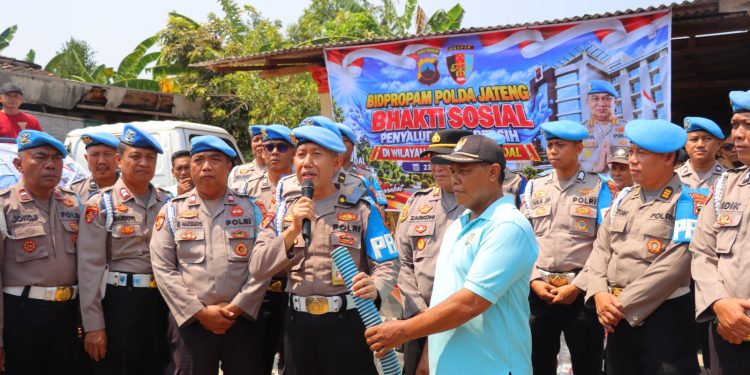 Peduli Warga di Tengah Kemarau, Bidpropam Polda Jateng dan Jajaran Distribusikan Puluhan Ribu Liter Air Bersih