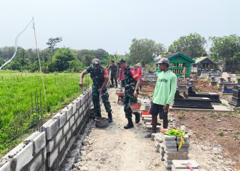 TNI dan Warga Kalijambe Bersatu, Pagar Makam Dibangun dengan Semangat Gotong Royong