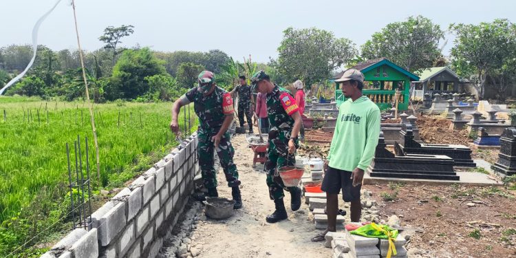 TNI dan Warga Kalijambe Bersatu, Pagar Makam Dibangun dengan Semangat Gotong Royong