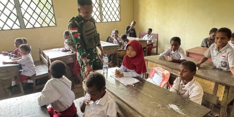 Satgas Pamtas RI-PNG Kewilayahan Yonif 516/CY Tanamkan Harapan Sebagai Gadik di SD Inpres Kampung Basyim