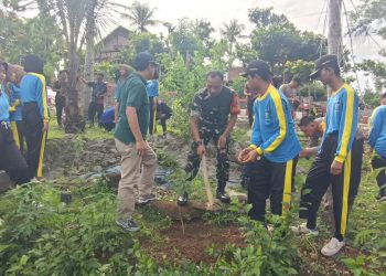 Babinsa Koramil Bakung Bersama Siswa Siswi SMKN 1 Blitar Tanam Pohon Di Monumen Trisula Melalui Program “Bersatu Dengan Alam”