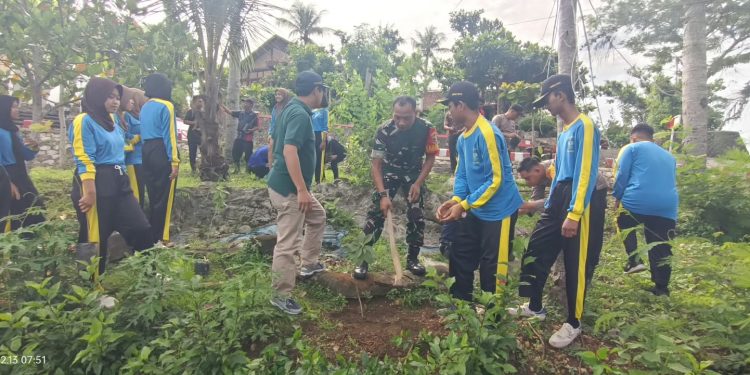 Babinsa Koramil Bakung Bersama Siswa Siswi SMKN 1 Blitar Tanam Pohon Di Monumen Trisula Melalui Program “Bersatu Dengan Alam”