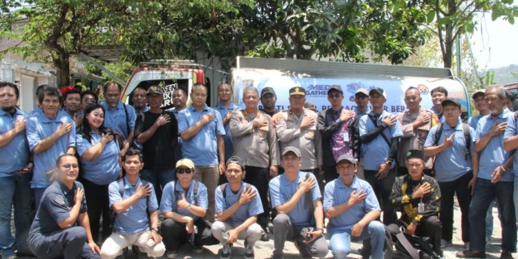 Tak Hanya Memberitakan, Wartawan Mitra Polda Jateng Turun Tangan Salurkan 16 Ribu Liter Air Bersih untuk Warga Jabungan