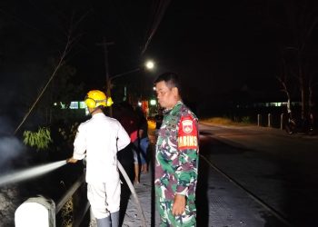 Asap Pekat Ganggu Warga, Babinsa Nogosari Sigap Bantu Padamkan Kebakaran Tumpukan Sampah