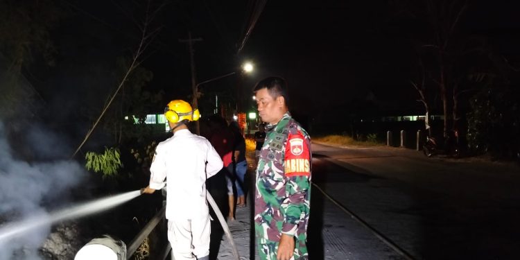 Asap Pekat Ganggu Warga, Babinsa Nogosari Sigap Bantu Padamkan Kebakaran Tumpukan Sampah