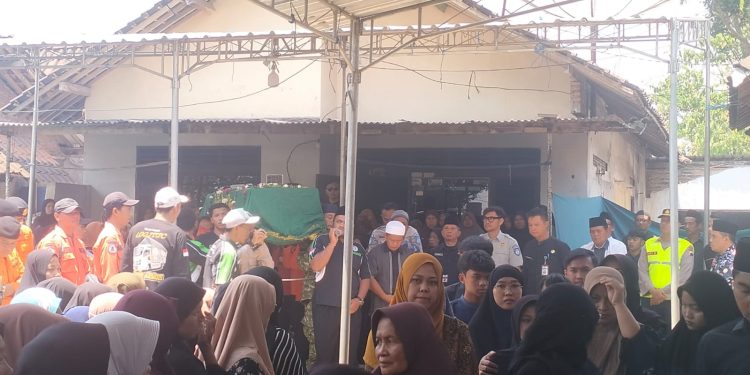 Pemakaman Korban Tenggelam Kapal Virgo Transport 8 Dikawal Polsek Ampel