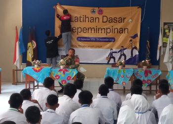 Tanamkan Jiwa Kepemimpinan Sejak Dini, Babinsa Sambi Ajak Pelajar Jauhi Bullying dan Narkoba