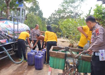 Polres Kendal Bantu Warga Kalipuru Hadapi Krisis Air Bersih Akibat Kemarau