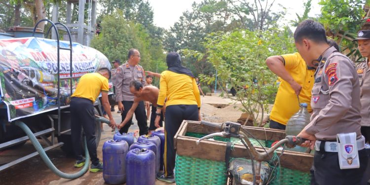 Polres Kendal Bantu Warga Kalipuru Hadapi Krisis Air Bersih Akibat Kemarau
