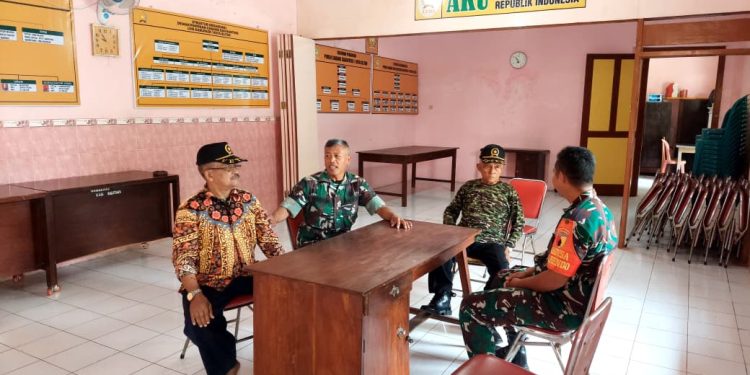 Eratkan Silaturahmi dan Wujud Penghormatan, Babinsa Koramil 0808/01 Sukorejo Gelar Komsos Bersama LVRI Kota Blitar