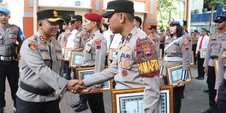 Apresiasi Kinerja Personel, Polres Kudus Berikan Penghargaan kepada 70 Anggota dan Mitra Polri