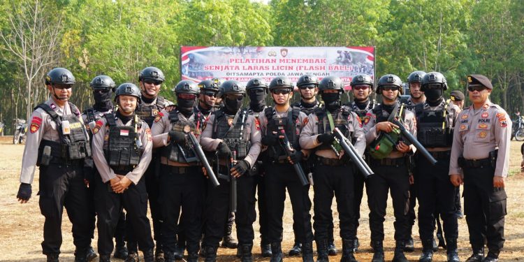 Ditsamapta Polda Jateng Supervisi Kesiapan Polisi Hadapi Situasi Dinamis, Uji Senjata Laras Licin di Lapangan Srimulyo Sragen