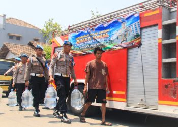 Bakti Sosial Propam Polri, Lima Truk Air Bersih Disalurkan untuk Warga Terdampak Kemarau di Kudus