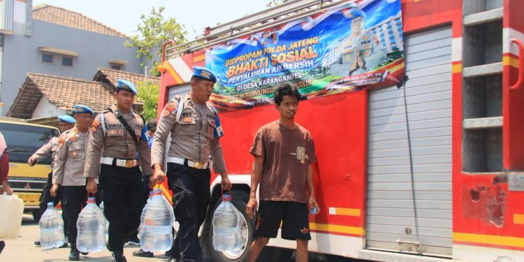 Bakti Sosial Propam Polri, Lima Truk Air Bersih Disalurkan untuk Warga Terdampak Kemarau di Kudus